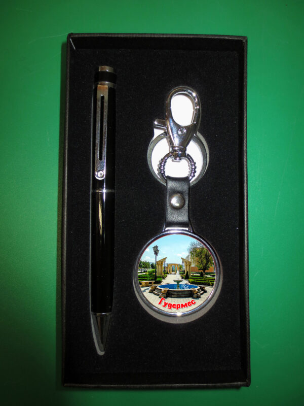 Подарочный набор ручка и брелок Гудермес Чечня. Сувенирная продукция с логотипом Гудермес