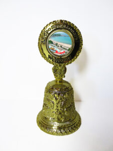 Сувенирный колокольчик металлический с логотипом компании или изображением города и достопримечательностей под заказ оптом.